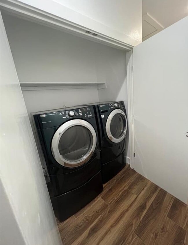 Building Photo - 407 Winnie St