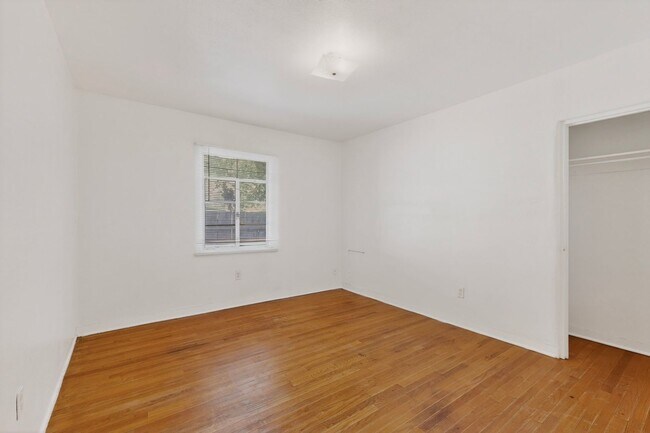 Building Photo - 1409-1409 Hazeldine Ave SE