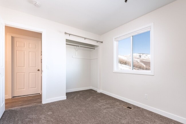 Building Photo - Bright and light Prospector Condo