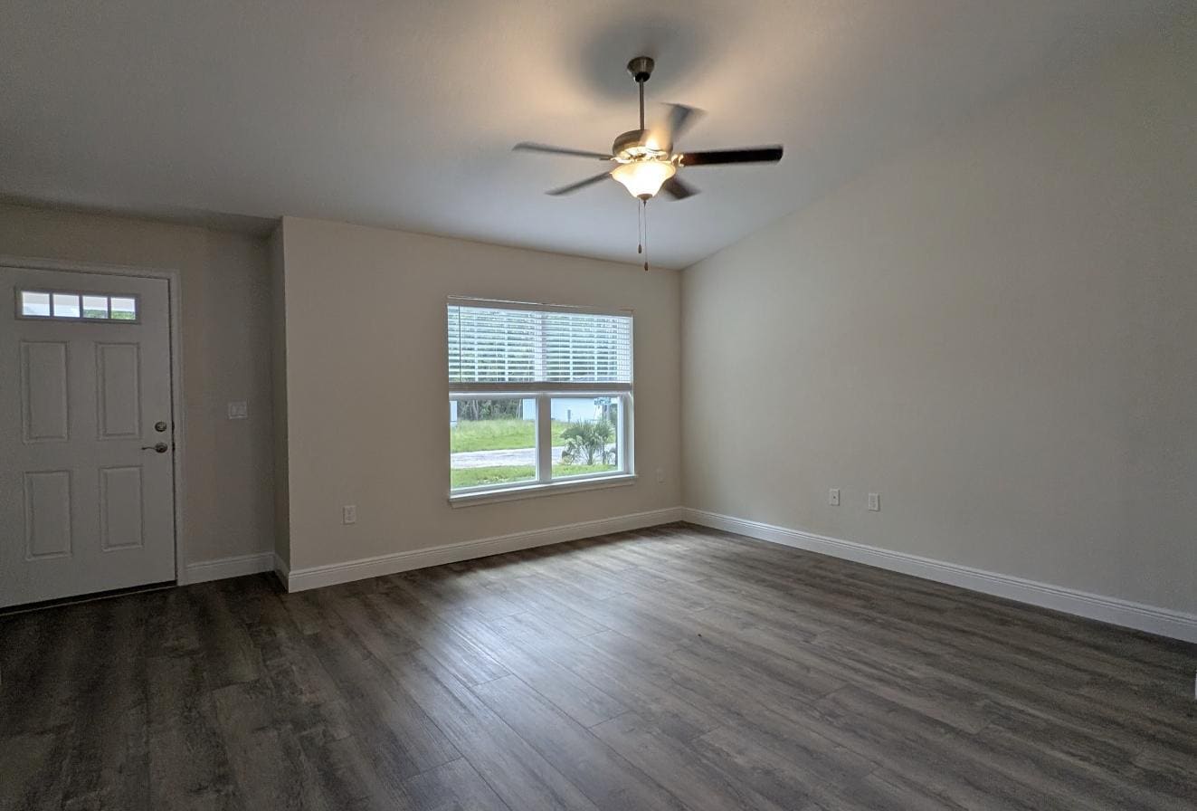 Building Photo - 214 E Caldwell Dr