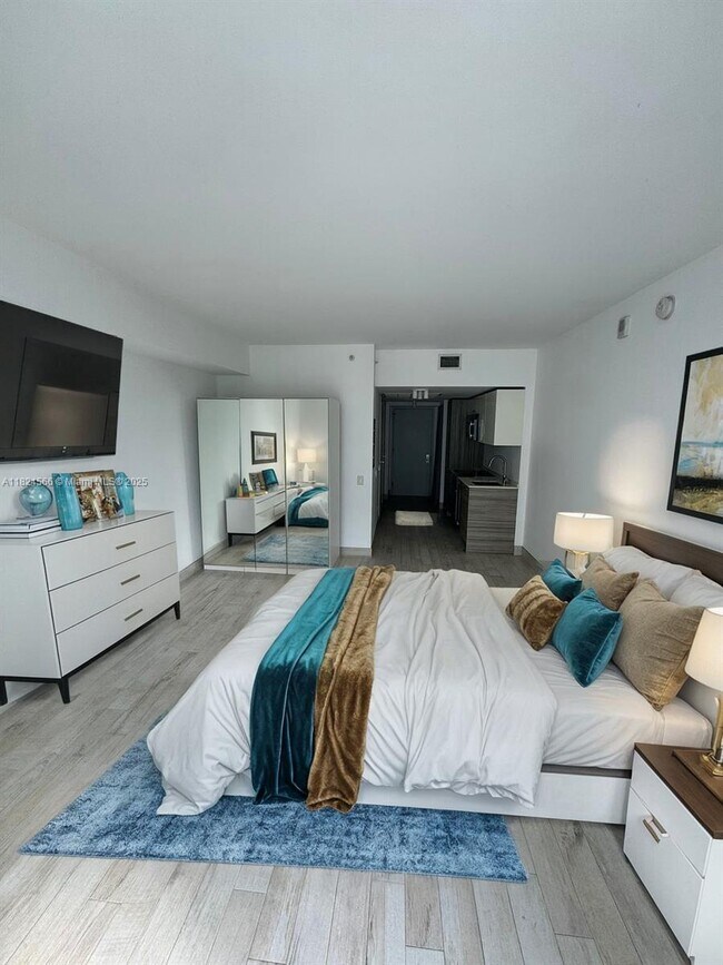 Building Photo - 1300 Brickell Bay Dr