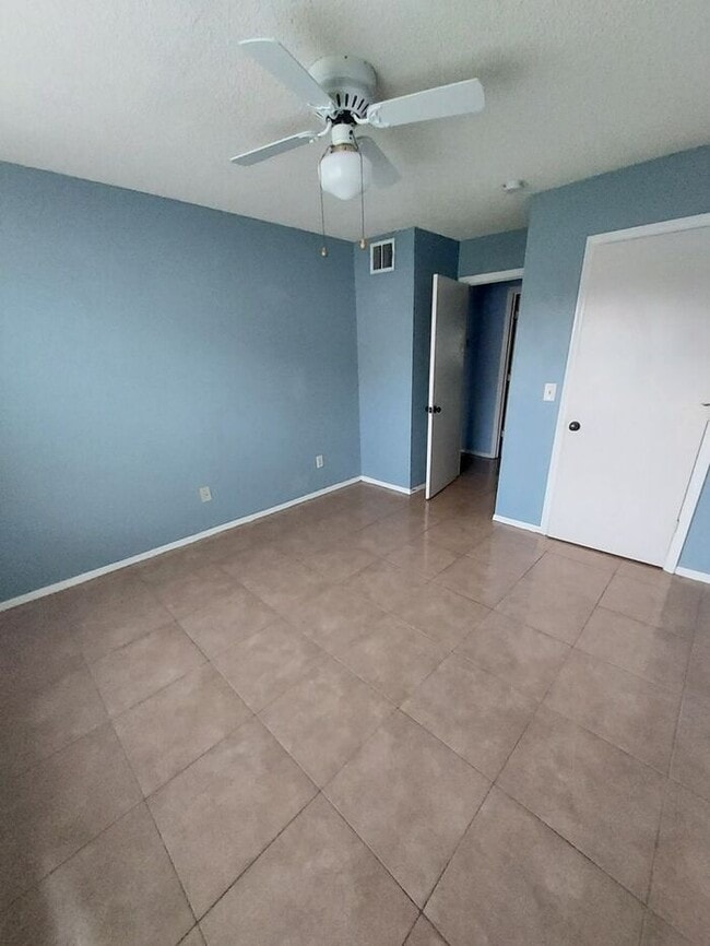 Building Photo - 2550 N Alafaya Trail