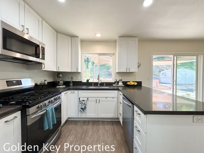 Building Photo - Beautiful move-in ready home in Guajome Park Estates!