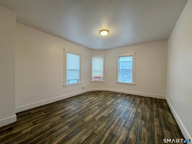 Building Photo - 424 Pembroke St