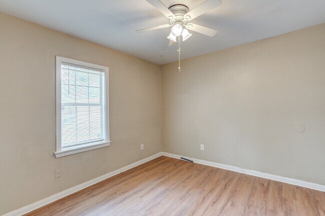 Building Photo - Wonderful updated home! 3/1!
