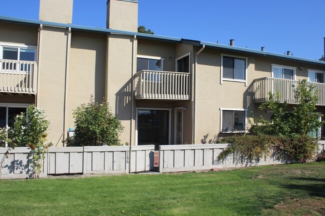Building Photo - Waterfront 3 Bedroom and 2 1/2 Bath Home i...