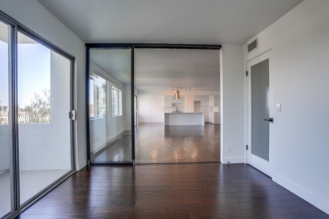 Building Photo - 435 N Oakhurst Dr