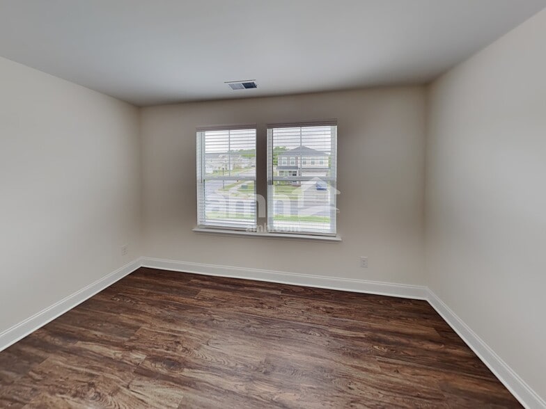 Building Photo - 2000 Bennett Dr