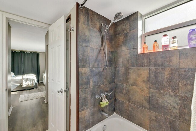 Building Photo - 3004 NE 5th Terrace