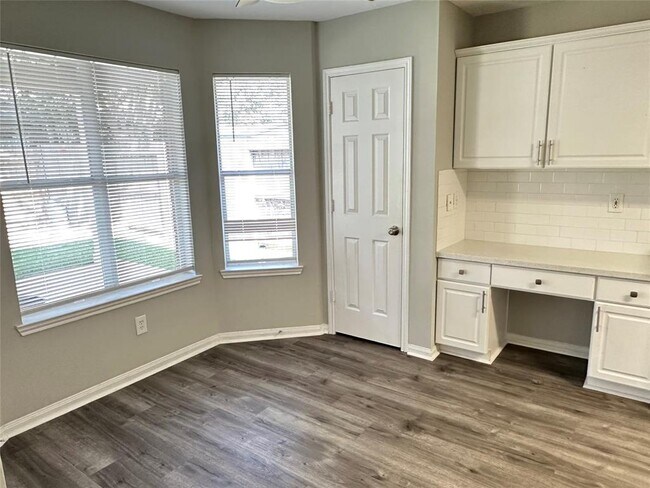 Building Photo - 806 Legend Spring Dr