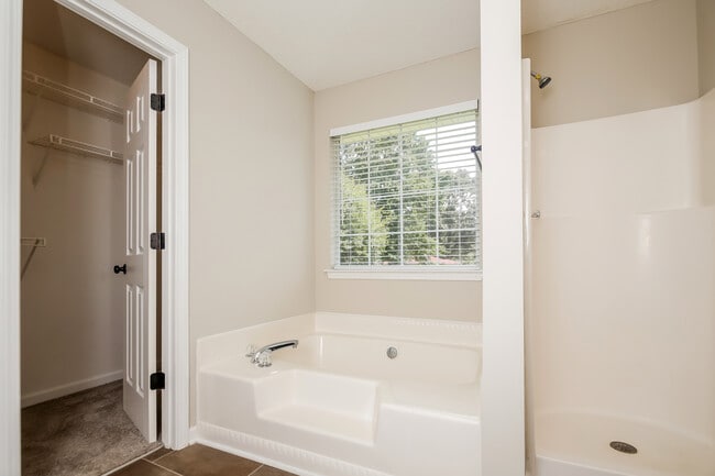 Building Photo - 37 Ridgefield Dr