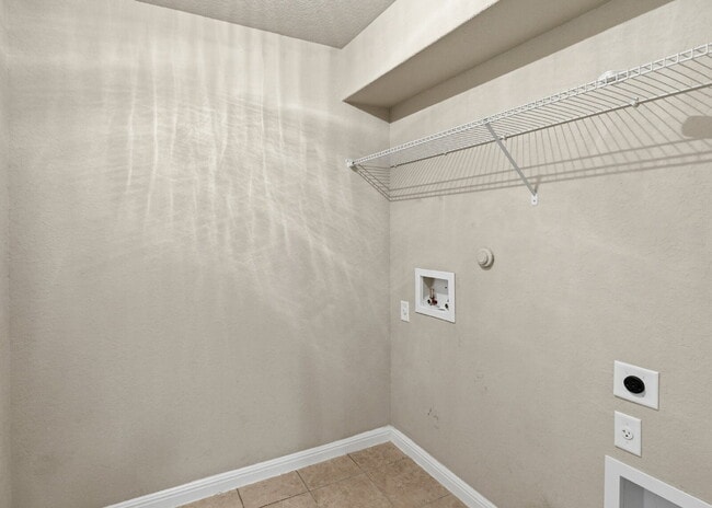 Building Photo - Move-In Ready 3 Bedroom Home with Granite Kitchen and Covered Patio!