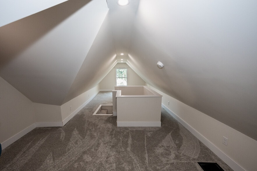 Attic/Loft/3rd bedroom - 106 Ward Ave