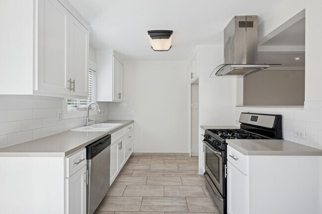 Building Photo - 2048 Garden Ln