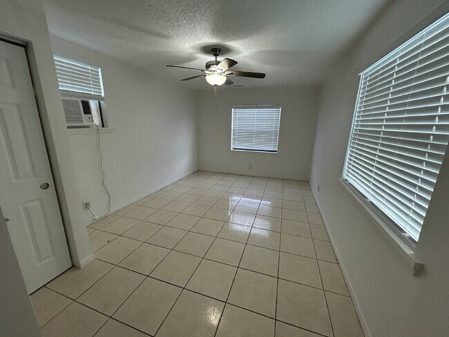 Building Photo - "Charming 3-Bedroom Home in St. Petersburg...