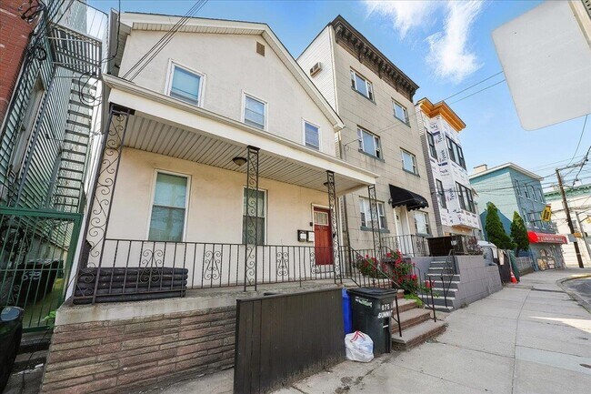 Building Photo - 675 Summit Ave