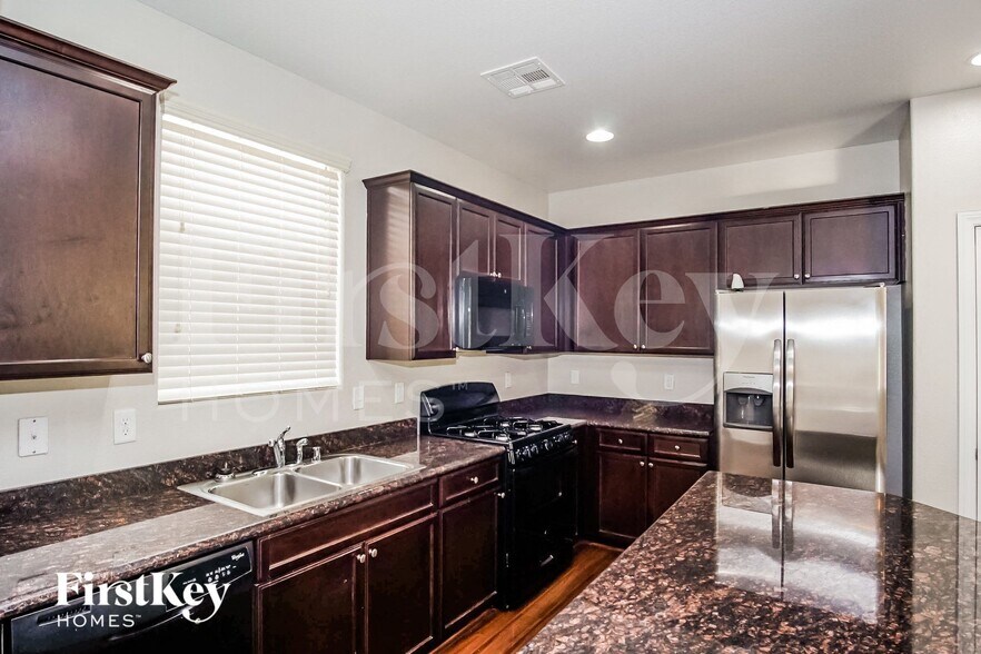 Building Photo - 121 Country River Ave