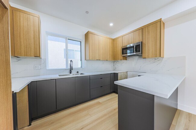 Building Photo - 1237 N Orange Dr