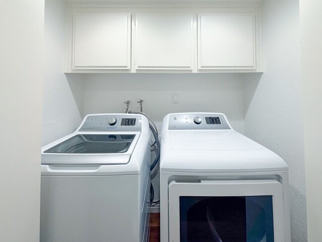 Building Photo - 2262 Martinique Ln