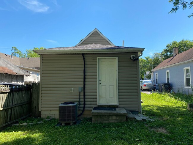 Building Photo - Spacious One Bedroom House!  Off Street Pa...