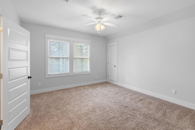 Building Photo - 707 Division St