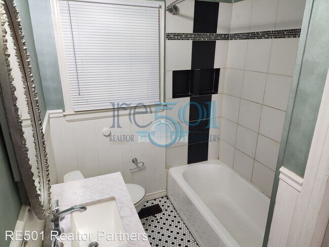 Building Photo - 2 br, 1 bath House - 320 S. Maple Street