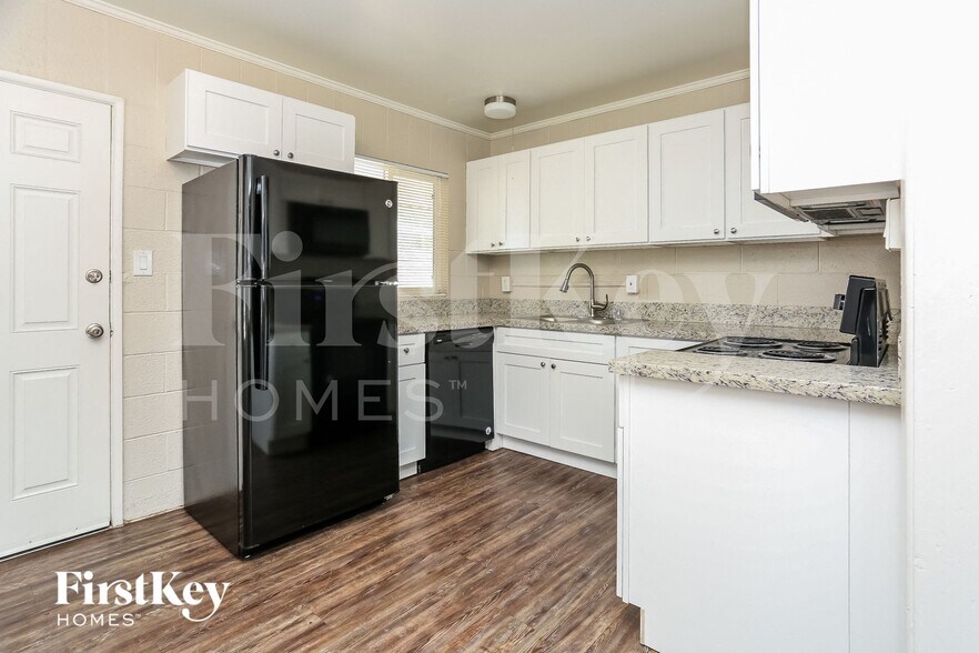 Building Photo - 619 Essex E Dr