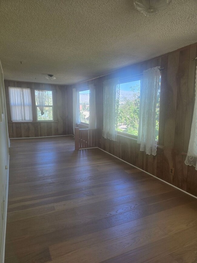 Building Photo - 4 bd 2 ba