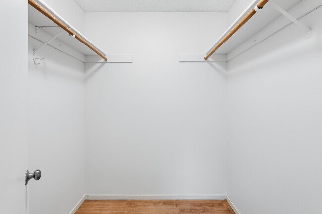 Building Photo - Desirable Lake Oswego Condo 1Bed/1Bath - Mt Park