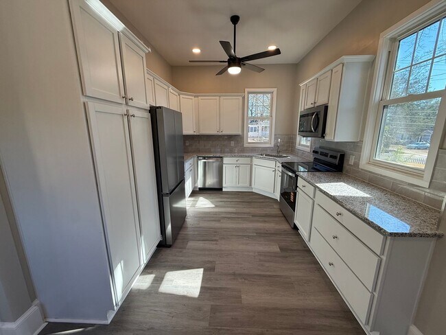 Building Photo - 4 Bedroom Fully Remodeled House Located in Five Points!