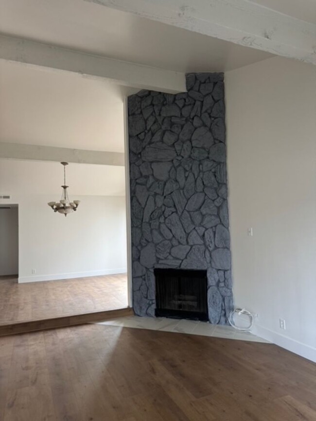 Building Photo - Duplex for rent in Sacramento, CA (Fulton/...