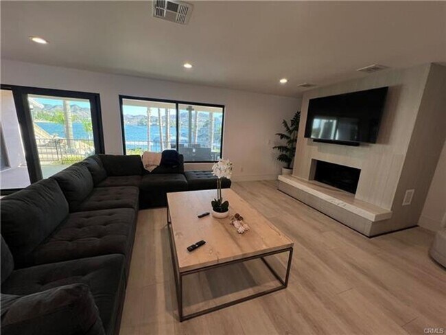 Building Photo - Stunning Lakefront Retreat in Gated Canyon...