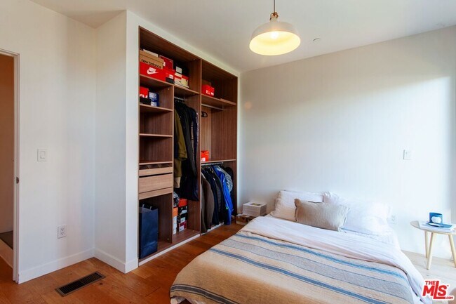 Building Photo - 3248 Descanso Dr