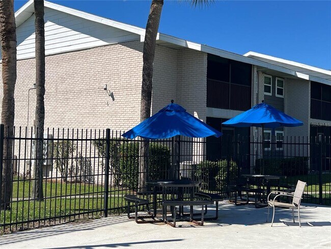 Building Photo - 851 Sky Lake Cir