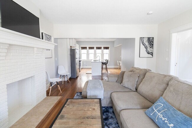 Building Photo - 1501 E 105th St