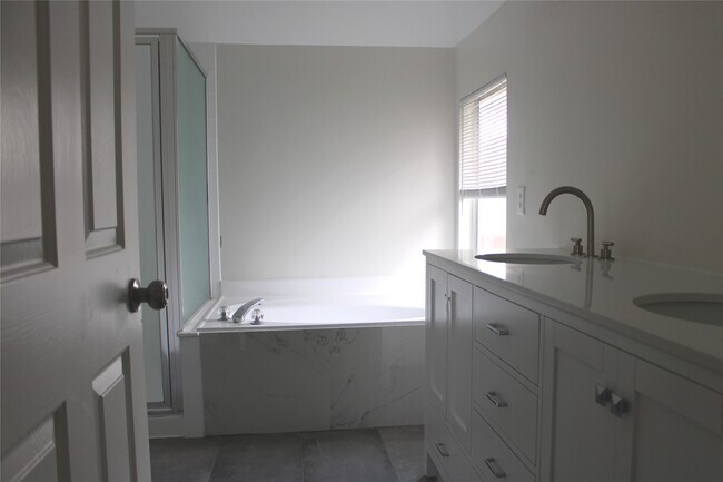 Building Photo - 2118 Laurel Oaks Dr