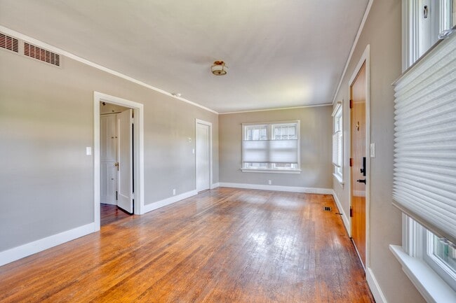 Building Photo - Charming remodeled craftsman blocks away f...