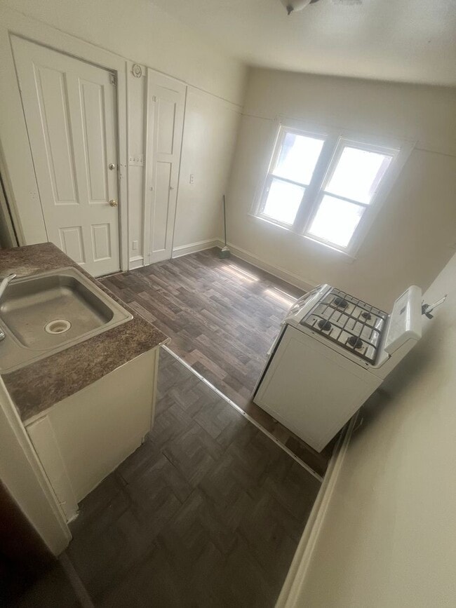 Building Photo - Spacious 2Bedroom Lower Duplex