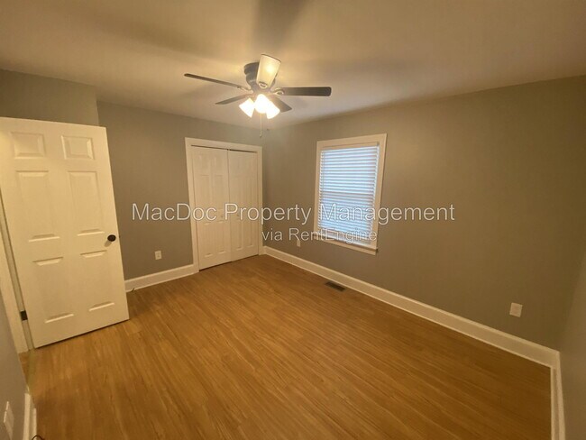 Building Photo - 214 W Broaddus Ave