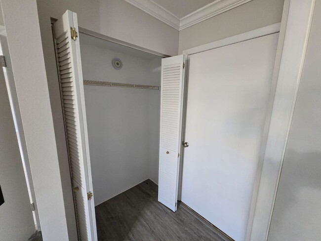 Building Photo - Chic 1-bedroom and 1 bathroom Condo Unit I...