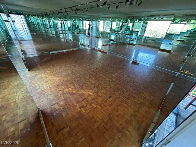 Building Photo - 596 Tam O Shanter