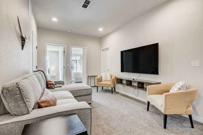 Building Photo - 2220 E La Salle St