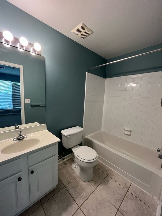 Building Photo - 2 Bedroom/2 Bathroom Apartment in the Woodlands!