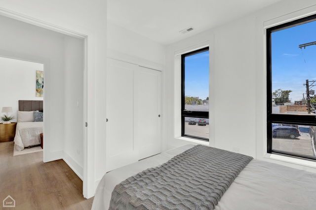 Building Photo - 1613 W Belmont Ave