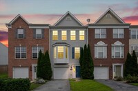 Building Photo - Simply the BEST Oversized Townhouse in Fre...