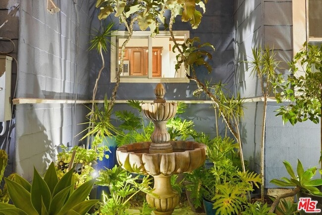 Building Photo - 1458 W 48th St