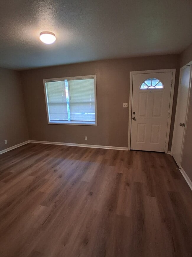 Building Photo - Large Home For Rent!
