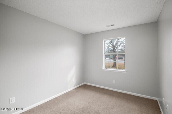 Building Photo - 424 Singletree Dr