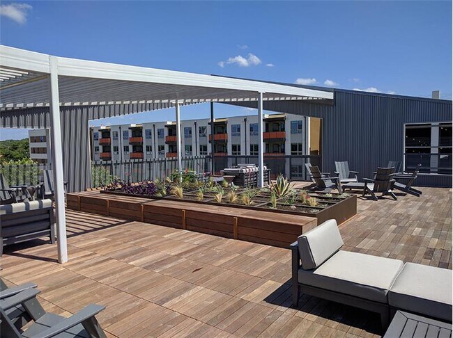 Building Photo - 1702 E 4th St