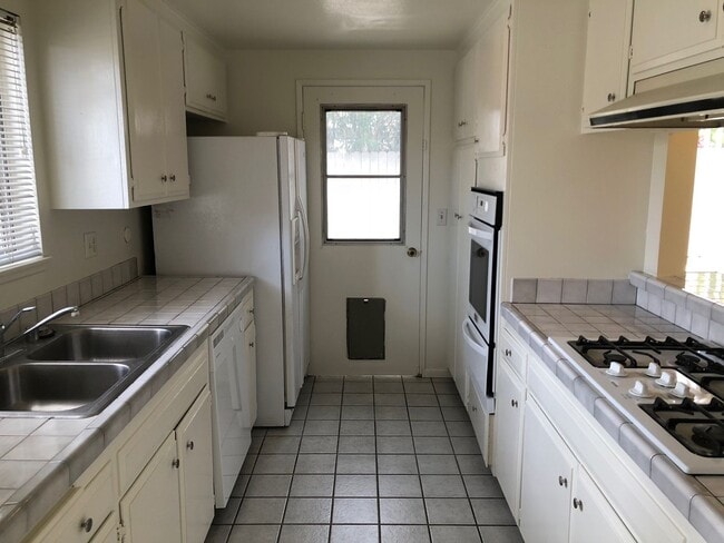 Building Photo - 947-949 Sand Ct